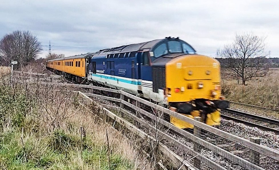 Harrod15S's tweet image. Braving the elements to grab a bit of tractor action in the form of 37421 &amp;amp; 37425 through Hayfield Lake this afternoon 
#class37 #trains #ukrailways #Hayfield @TheGrowlerGroup