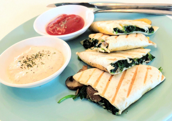 Vegatopia's tweet photo. Het Vegatopia weekmenu! Pilao met spinazie en tomaat * Makkelijke orzo en prei * Snelle misosoep * Pompoen-ricotta lasagne * Quasadilla's met kastanjechampignons, spinazie en cheddar * Seitangebraad met knolselderstamppot * Sinterklazige havermoutpap. https://t.co/Rd3fCPG38Q https://t.co/fsEQ4EDGdz
