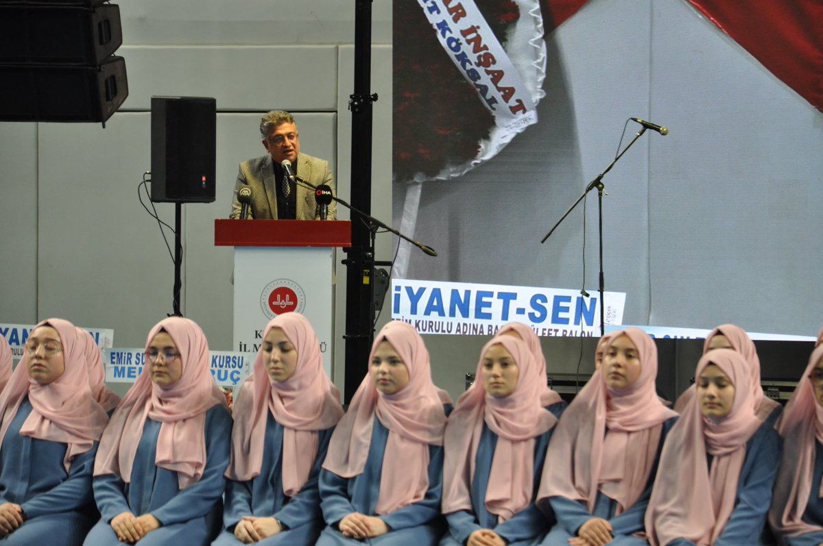 suleymankzltprk's tweet photo. ✨Bugün Kütahya İl Müftülüğü ve İl Milli Eğitim Müdürlüğü tarafından düzenlenen Hafızlık İcazet Merasimi’nde, hafızlıklarını tamamlayarak bu ulvi yolda yüce bir emaneti üstlenen kız kardeşlerimizin mutluluğuna ortak olduk.📚 🤲 

✨Hafızlık bir sevdadır; ilahi kelamın nuruyla aydınlanıp Hz. Ebubekir’in iman sadakatini, Hz. Ömer’in adalet anlayışını, Hz. Osman’ın Kur’an sevdasını ve Hz. Ali’nin ilmi derinliğini yaşamaya aday olmaktır. Hafız olmak, sadece Kur’an’ı ezberlemek değil, ilahi vahyin yüceliğini hissedip kainatın efendisinin (SAV) “Sizin en hayırlınız, Kur’an’ı öğrenen ve öğretendir” hadisiyle işaret ettiği hayırlılar arasında yer almayı hedeflemektir.

✨Bu kutlu emaneti yüklenen gençlerimizi, ailelerini ve hocalarını tebrik ediyor; her birine ömür boyu başarılar ve huzur dolu bir hafızlık hayatı diliyorum. Yüce Rabbim yollarını açık, kalplerini daim nurla dolu eylesin.🤲