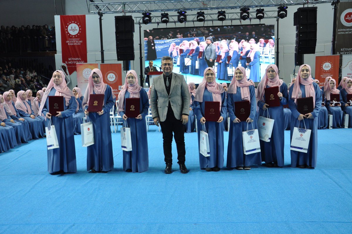 ✨Bugün Kütahya İl Müftülüğü ve İl Milli Eğitim Müdürlüğü tarafından düzenlenen Hafızlık İcazet Merasimi’nde, hafızlıklarını tamamlayarak bu ulvi yolda yüce bir emaneti üstlenen kız kardeşlerimizin mutluluğuna ortak olduk.📚 🤲 

✨Hafızlık bir sevdadır; ilahi kelamın nuruyla