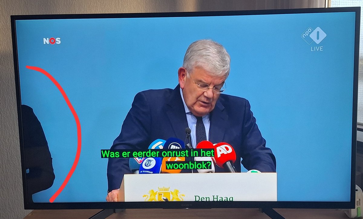 Cameramensen snappen er niks van. Dat inzoomen op een persoon en tolk staat buiten het beeld 🤦🏼‍♂️

Ook doven en slechthorenden willen weten wat er aan de hand is....  

#explosie #DenHaag #nosjournaal #nos #tolkgebarentaal