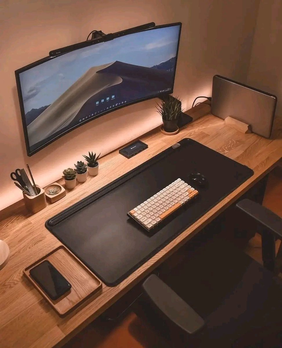 RichardDAMSA's tweet photo. I really need this kind of work station. Where is my angel ♥️. This is the kind of empowerment I need for my Cyber Security Journey. @hontarkighir @TerseerUgbor @CephasDyako 🙏🙏🙏 https://t.co/ugrIWYk1mW