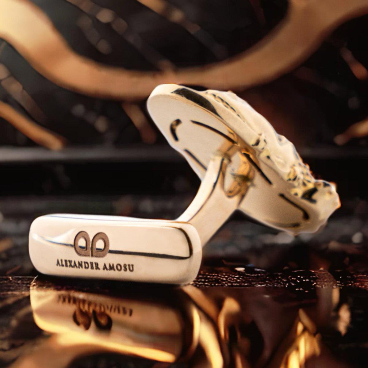 luxafriqueshop's tweet image. Add a touch of luxury and culture to your holiday look!

Introducing the stunning Amosu Idia 18ct Gold Cufflinks, inspired by the legendary Queen Idia of Benin City. Limited time only, order now and shine bright this season! 

#Amosu #LuxuryCufflinks #HolidayGiftIdeas