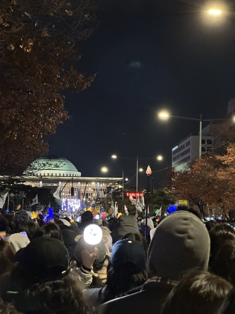 근데진짜 나도아이돌응원봉인데도 저 높이솟은 드림캐쳐 응원봉이 너무 탐나고 부러웟음 이날만을기다렷어요 같아보엿음 우뚝솟아잇어서권력이느껴짐