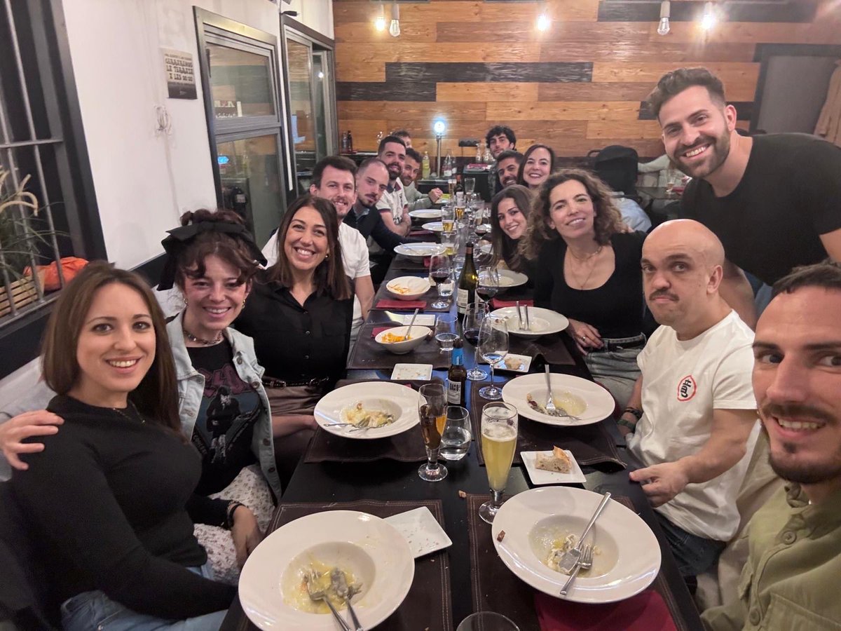 danil0pez's tweet photo. Primera comida de navidad tranquila con los amigos en muchos años. Gracias ⁦@carrusel⁩ por no dejar venir a ⁦@CokePeinado⁩ (se te echa de menos) https://t.co/lEx8TsjFBK