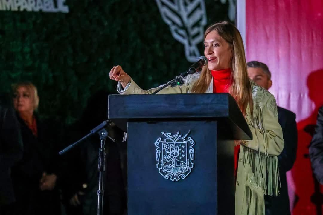 ReynosaGobierno's tweet photo. El Alcalde @carlospenaortiz, acompañado por la Senadora @MakiOrtizD, la Diputada Federal @olgajulianaeg, el Presidente del @DIF_Reynosatm Carlos Peña Garza y +7,000 reynosenses, encabezó el encendido del 𝐏𝐢𝐧𝐨 𝐍𝐚𝐯𝐢𝐝𝐞𝐧̃𝐨 𝐌𝐚́𝐬 𝐆𝐫𝐚𝐧𝐝𝐞 𝐝𝐞 𝐓𝐚𝐦𝐚𝐮𝐥𝐢𝐩𝐚𝐬🎄. https://t.co/DEIzcP5emC