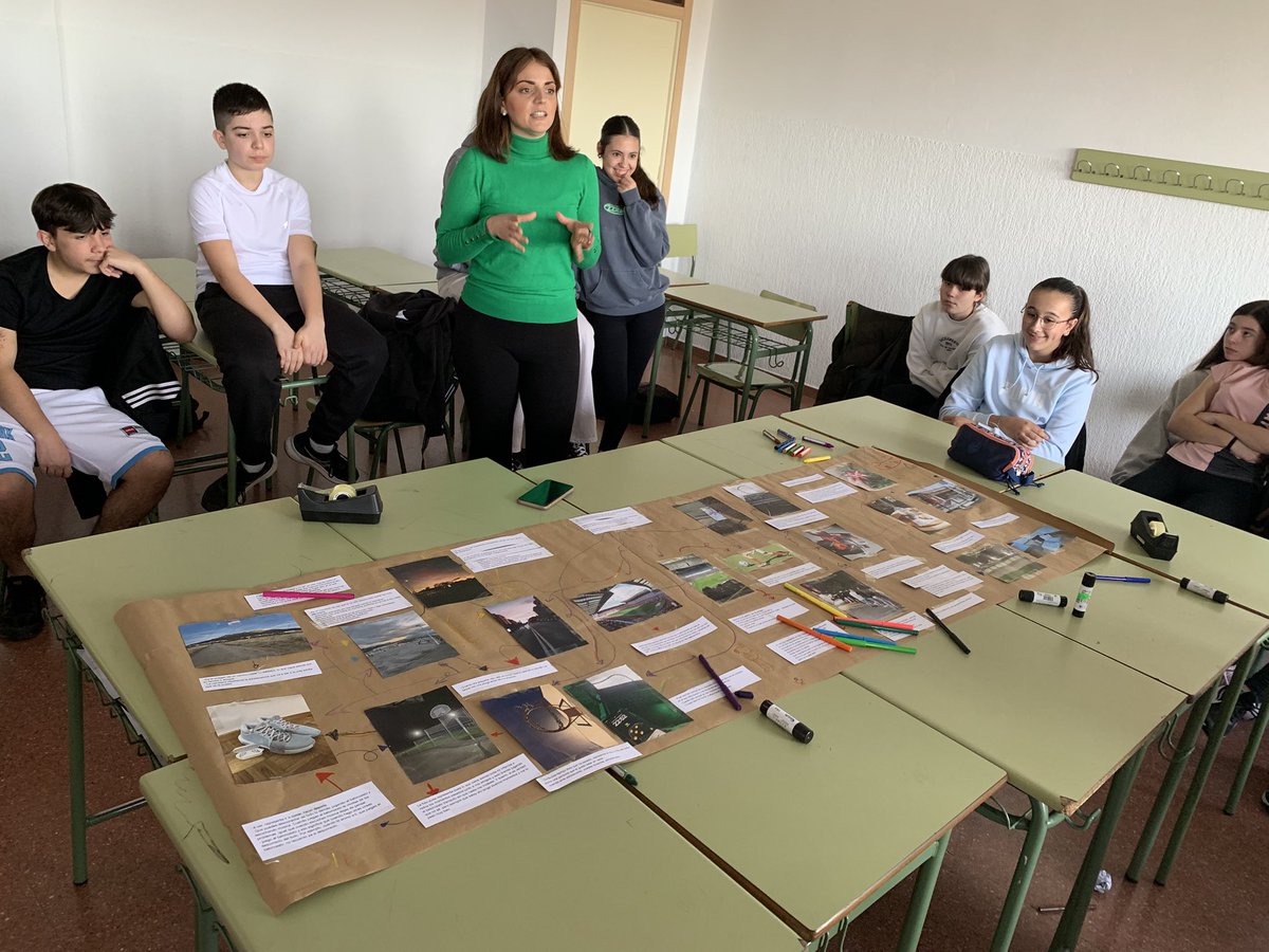IESRosarioAcuna's tweet image. Los alumnos de 3ºESO B realizan un mapa conceptual de la adolescencia guiados por @LauraFdezRgo y Ainhoa. @fotoeduproyecto @uniovi_info