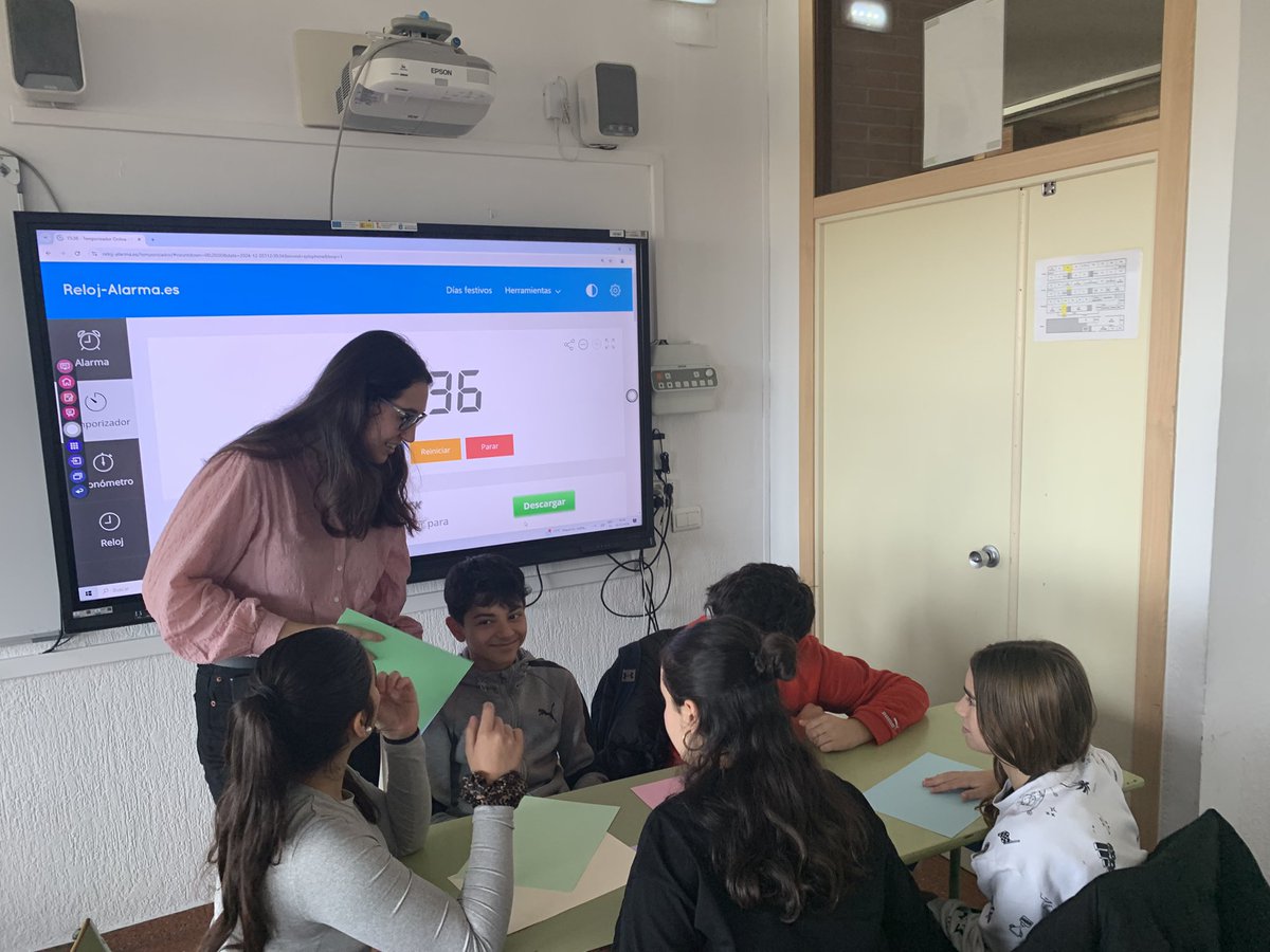 IESRosarioAcuna's tweet image. Los alumnos de 3ºESO B realizan un mapa conceptual de la adolescencia guiados por @LauraFdezRgo y Ainhoa. @fotoeduproyecto @uniovi_info