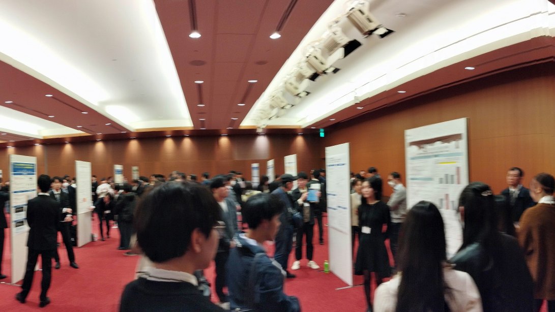 第18回行動経済学会、今年もたくさん(30件!)の学部生ポスター発表。全国からお越しになった皆様、本当にありがとうございます。レベルの高いものがたくさんで素晴らしい！
来年のためにゼミの先生や後輩にお伝えいただきたいことを申し上げました。選考委員長だったので（えらそうにすみません..）1/n