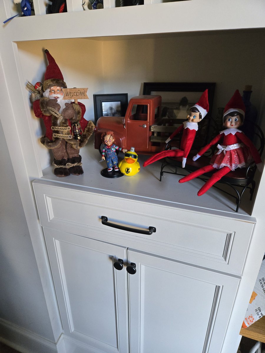 dicheecko's tweet photo. Elf on shelf meets chuckie with a duckie! https://t.co/sJMFE6oVb4