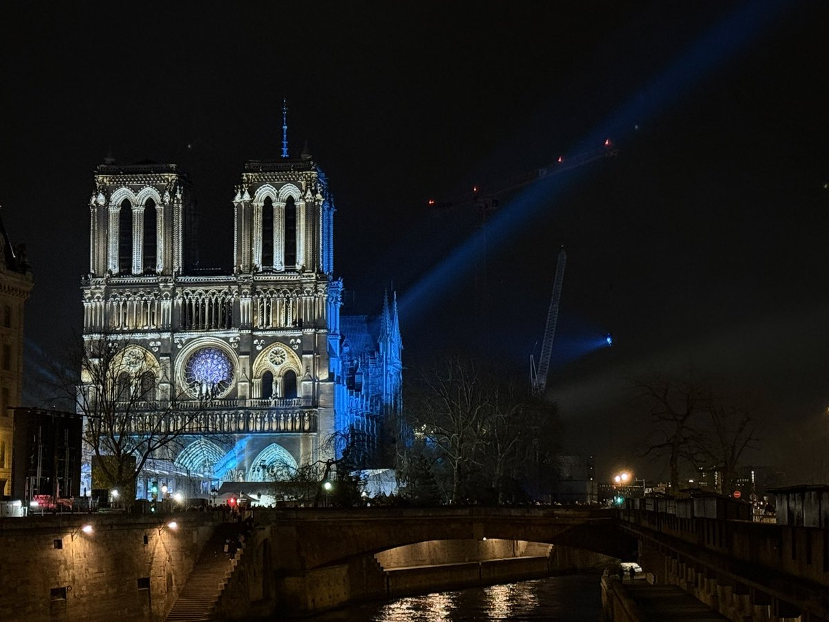 LaurePLF's tweet photo. Notre Dame. Surtout la leur. Merci aux pompiers et aux 2000 artisans qui font revivre le cœur de Paris. https://t.co/nfDEbfqosb