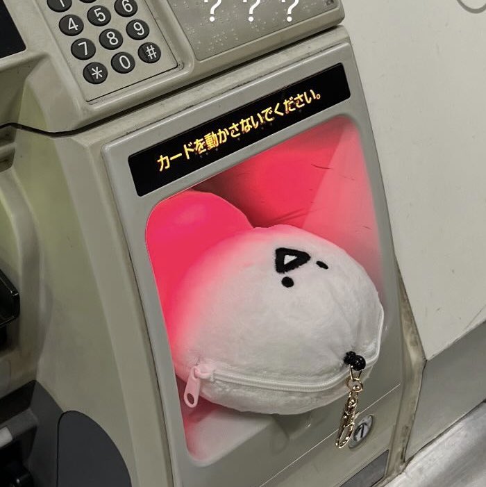 RealKuma24's tweet photo. Suicaチャージしてたら
友達が爆笑してて
ワイが？？？ってなってたら
これがシュールだったらしい笑
最近のチャージスタイル
こうしないと反応しないのです笑 https://t.co/vXvRtGQXOU