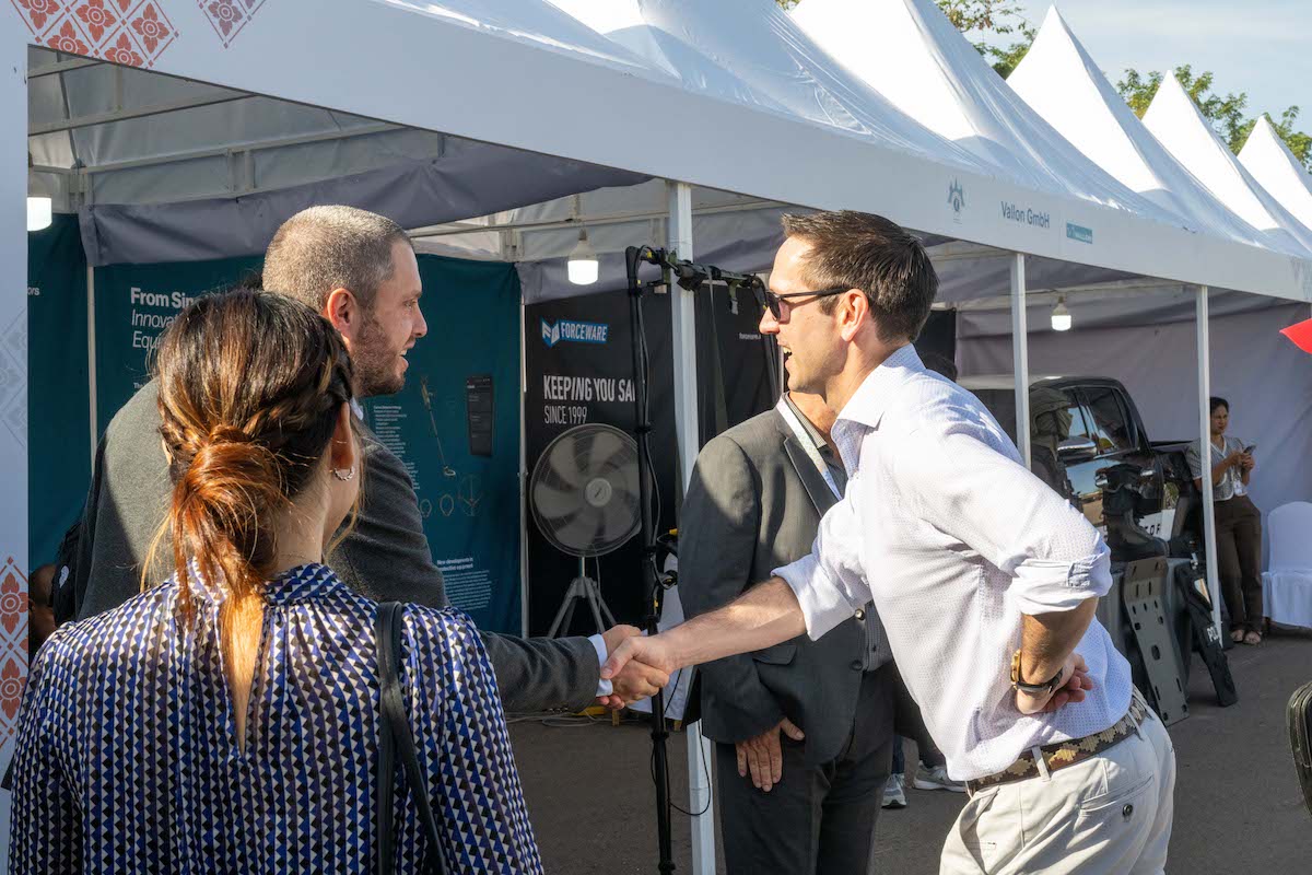 herorats's tweet photo. #APOPO was honored to welcome H.E. Ambassador Dominic Williams to our exhibition at the #RevCon5 in Siem Reap. The @FCDOGovUK have been vital partners during the first 20 months of the *Minefields to Ricefields* DIB project. 🇰🇭🇬🇧
#PartnershipsForGood #SDG17 #Demining #MADIB https://t.co/007g3T2fuV