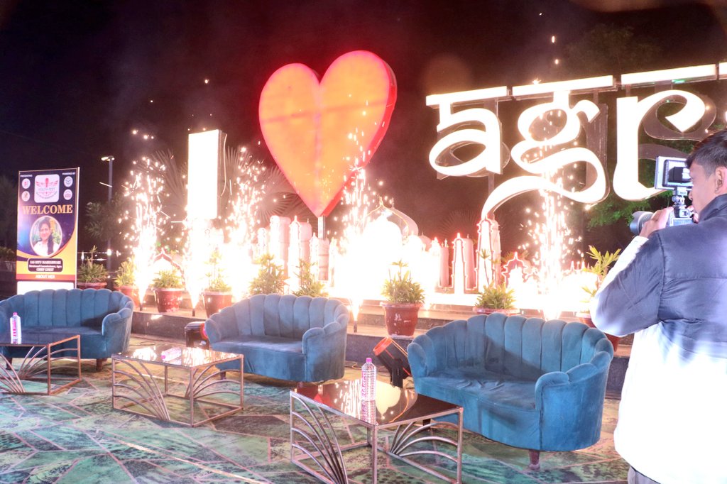 फतेहाबाद रोड़ स्थित आई लव आगरा सेल्फ़ी पॉइंट पर आयोजित 'Youth Fest' (Way to Taj Mahotsav) का मण्डलायुक्त श्रीमती रितु माहेश्वरी जी द्वारा फीता काटकर शुभारंभ किया गया. साथ में एडीए उपाध्यक्ष श्रीमती एम. अरुणमौझी जी मौजूद रहीं. 

<a href="/adaagraofficial/">Agra Development Authority</a>
<a href="/spgoyal/">SP Goyal</a>
<a href="/TajMahotsavAgra/">Taj Mahotsav</a>