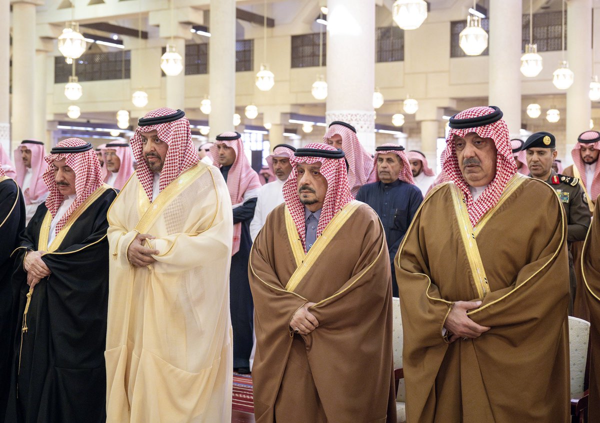 emara_alriyadh's tweet photo. سمو أمير منطقة #الرياض يؤدي صلاة الميت على صاحبة السمو الأميرة نجلاء بنت سعد بن محمد بن سعود آل عبدالرحمن آل سعود -رحمها الله-. 
https://t.co/2f2SYBRKNS

#إمارة_الرياض https://t.co/JZbfC4T1Rw