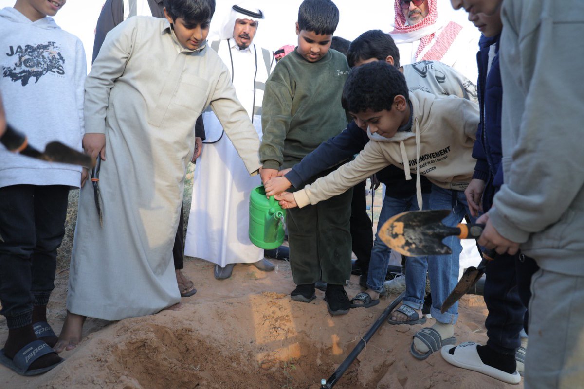 flathatna's tweet photo. #نادي_فلذاتنا يشاركون في غرس الأشجار ضمن مبادرة #أرض_القصيم_خضراء

#السعودية_الخضراء https://t.co/K6pdK7fOVf