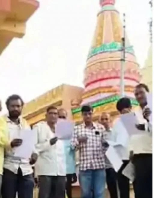 NewsAlgebraIND's tweet photo. BIG NEWS 🚨 Waqf Board now claims over 300 acres of fertile land belonging to farmers in Latur, Maharashtra.

Poor Hindu Farmers are in panic !!

They ask BJP and Mahayuti to save them.

Everyone in this village is dependent on agriculture. However, the Waqf Board has claimed 75 percent of the land in this village.