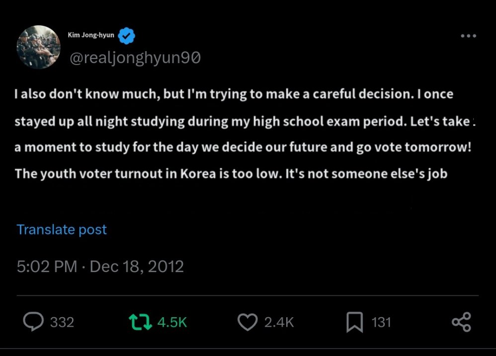 taepudina's tweet photo. many young people (esp women) are part of the protests in sk, among them many are kpop fans who brought lightsticks. fans noticed quite a few pearl aqua &amp; are attributing it to following Jonghyun's spirit &amp; footsteps of speaking up loudly &amp; politically for a better future https://t.co/tJSeQQ2y0U