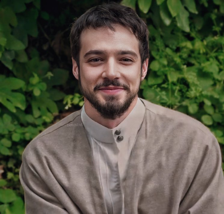 tvmuhendisii's tweet photo. Altın Kelebeği yıllardır takip ediyorum ilk defa erkek oyuncu ödülünden bu kadar eminim. Mert Yazıcıoğlu, Cüneyd Efendi karakterini öyle bir yere koydu ki rakipsiz olduğunu düşünüyorum. Herkesin harcı değil böyle bir karakteri böyle kusursuz çıkarmak. Yarın da ödül ile bu başarısını taçlandıracaktır 📍

#PanteneAltınKelebek | #MertYazıcıoğlu