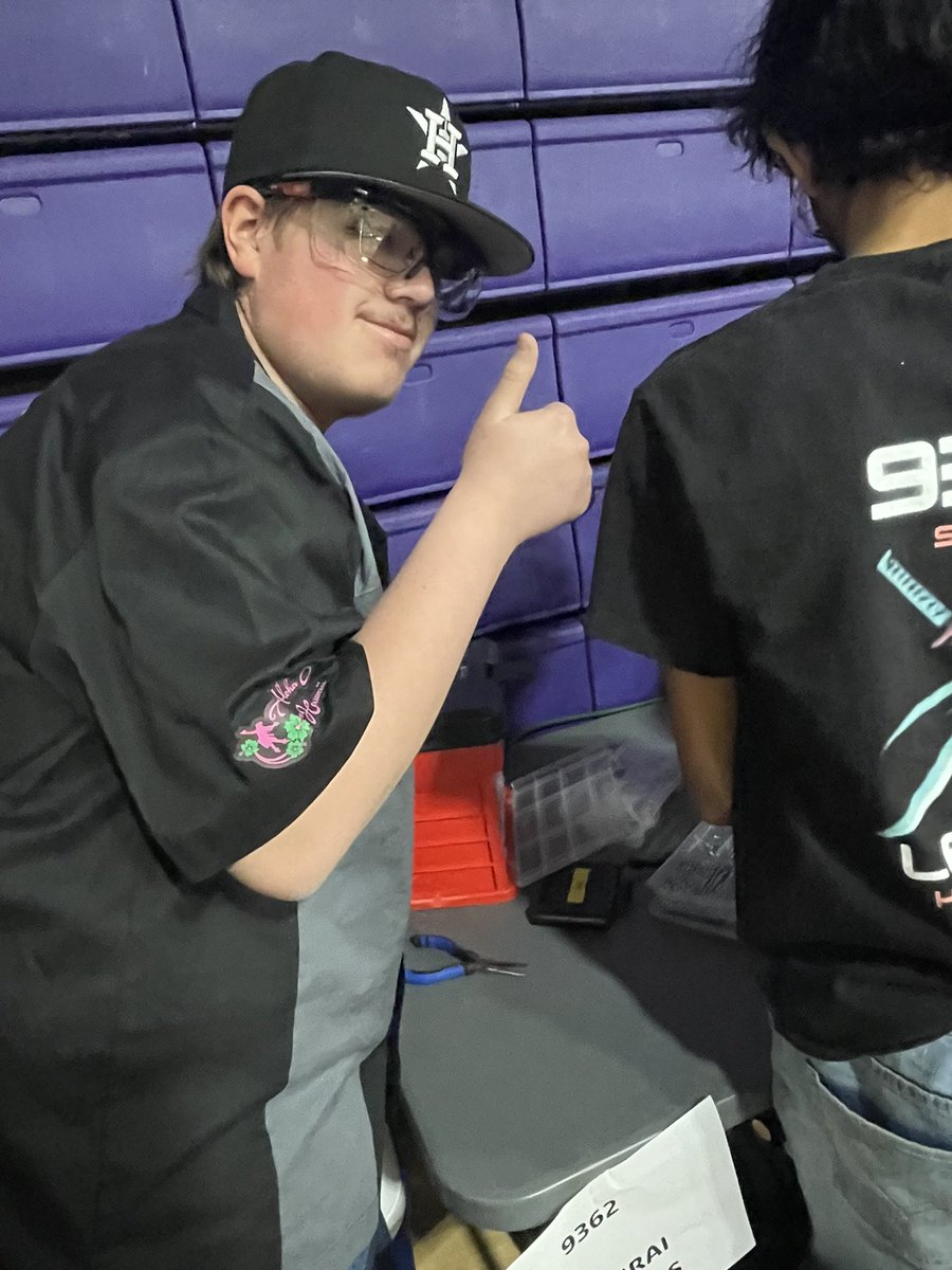 omegabotz's tweet photo. Michael, our builder, shows gracious professionalism as he helps @SamuraiRobotics ! 
@Midland_ISD @Legacyrebels @MISDEdFnd @FIRSTinTexas @FIRSTweets @LHSmidland_FTC @MISD_CTE https://t.co/KG2eK4ffp0