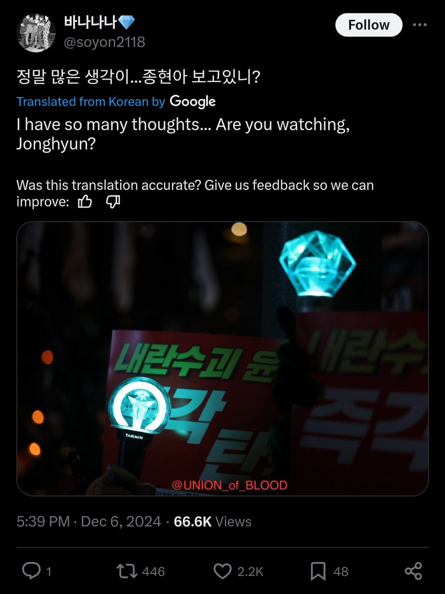 taepudina's tweet photo. many young people (esp women) are part of the protests in sk, among them many are kpop fans who brought lightsticks. fans noticed quite a few pearl aqua &amp; are attributing it to following Jonghyun's spirit &amp; footsteps of speaking up loudly &amp; politically for a better future https://t.co/tJSeQQ2y0U