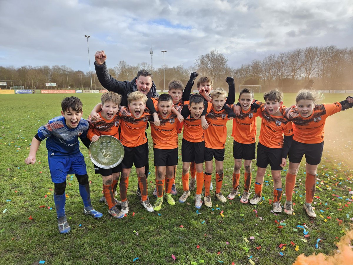 TLouwiesse's tweet photo. 12-1 van @TerneuzenseBoys heeft een clean sheet in de 2e fase. Ongeslagen kampioen in de 1e klasse,  dus waarschijnlijk weer een prestatief team in de hoofdklasse. Top gedaan 🍾⚽️🧡🖤 https://t.co/jr9QluhrUJ