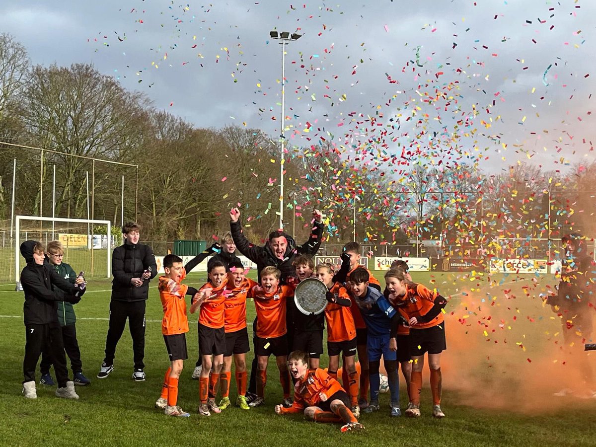 TLouwiesse's tweet photo. 12-1 van @TerneuzenseBoys heeft een clean sheet in de 2e fase. Ongeslagen kampioen in de 1e klasse,  dus waarschijnlijk weer een prestatief team in de hoofdklasse. Top gedaan 🍾⚽️🧡🖤 https://t.co/jr9QluhrUJ