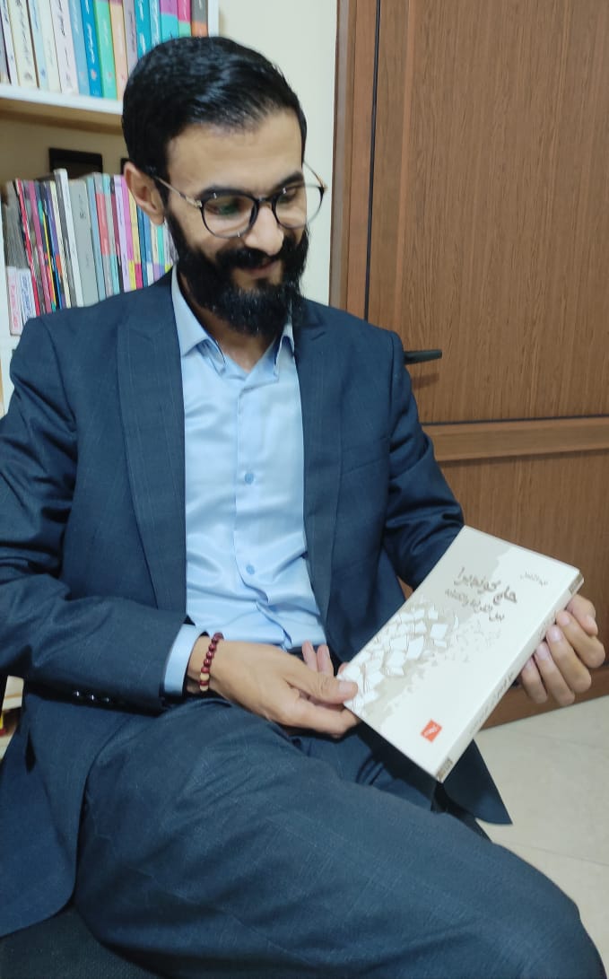 في نص آخر يتكئ محمد الساهل على نص من كتاب "الفتوحات المكية" لابن عربي يتحدث فيه عن ترحيل جثمان الفيلسوف ابن رشد وكتبه من مراكش التي تُوفِّي فيها إلى مسقط رأسه قرطبة، حيث جُعِلَ جثمانه في جانب من التابوت، ووُضِعَتْ كتبه في الجانب الآخر، مع تعليق أحد الحاضرين: "هذا الإمام، وهذه