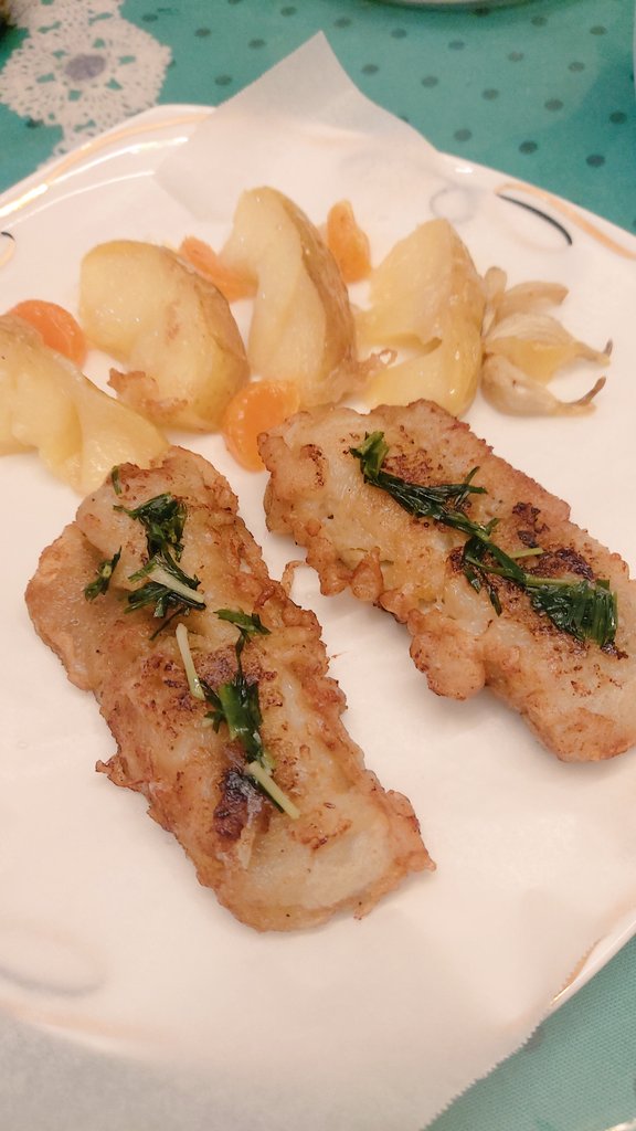 MonaSan271550's tweet photo. Mom made fish, apple and orange ๐ฅฐ๐
#dinner #yummy #tasy
#oishi #food #FishToEarn https://t.co/sbEOfJEUy9