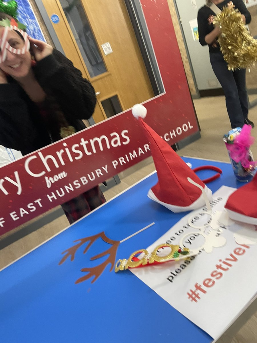 KellyJRoberts88's tweet photo. A lovely Christmasy morning getting in the spirit thank you @EHPS_primary #fehps #festivefehps #weareehps #brilliant https://t.co/gywXLroGWB