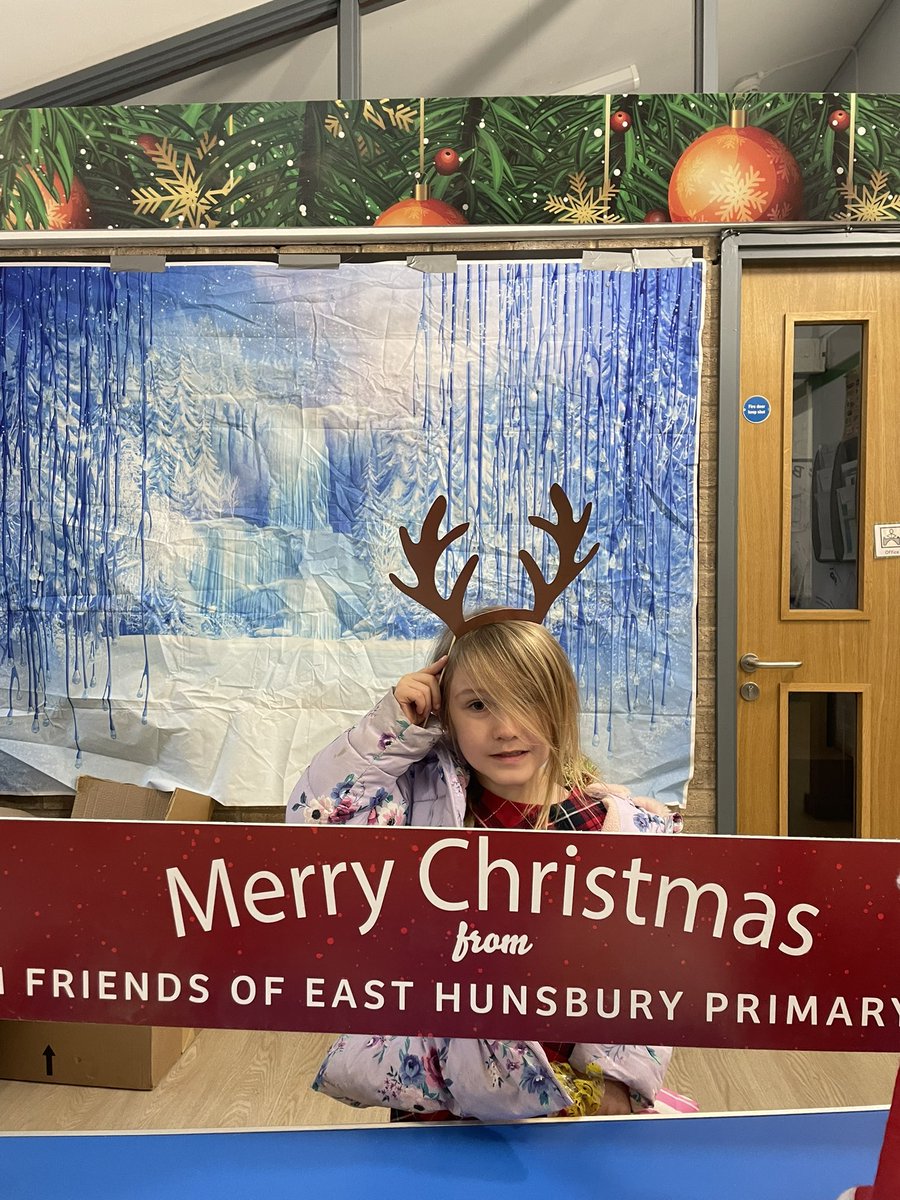 KellyJRoberts88's tweet photo. A lovely Christmasy morning getting in the spirit thank you @EHPS_primary #fehps #festivefehps #weareehps #brilliant https://t.co/gywXLroGWB