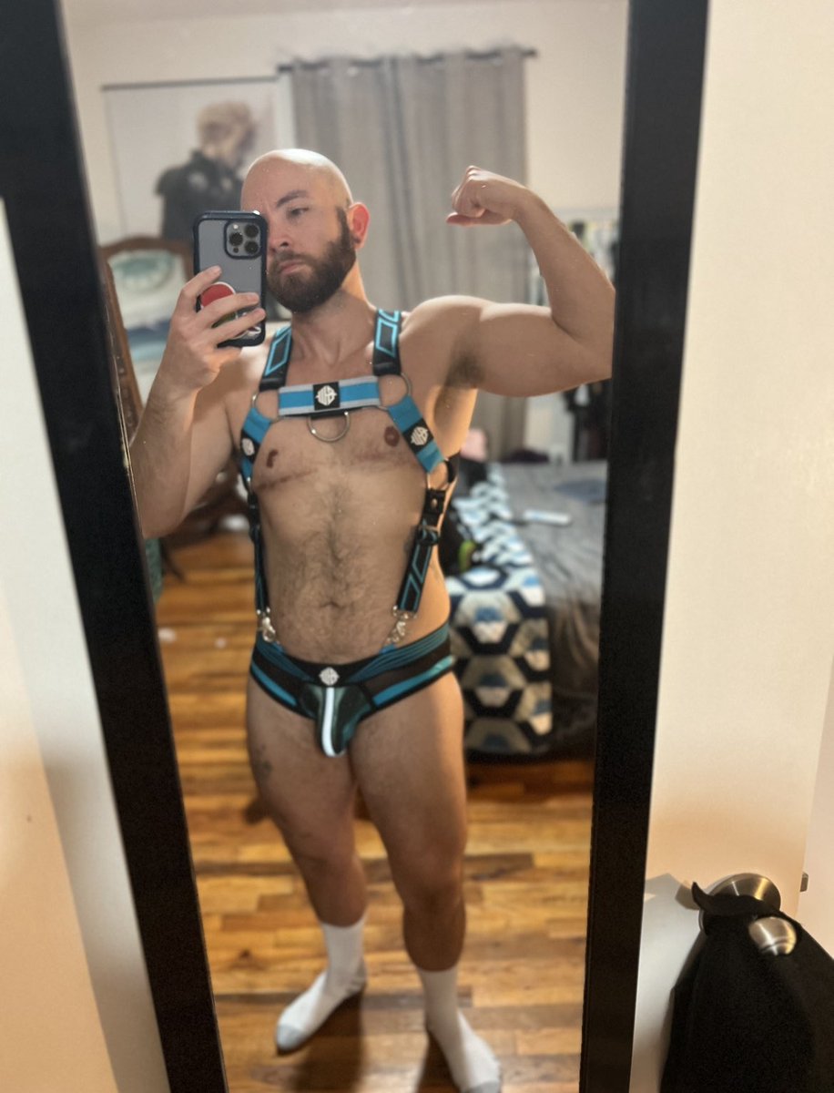 ThatBoiDrew1's tweet photo. Never on here anymore, so here’s some pictures I took in my body harness the other night. If you want to see more, follow my Bluesky page 😈😇

#trans #transgender #transman #transguy #ftm #gay #harness #bodyharness #muscle #flex #bulge #nsfw https://t.co/L4YvAMpt4G