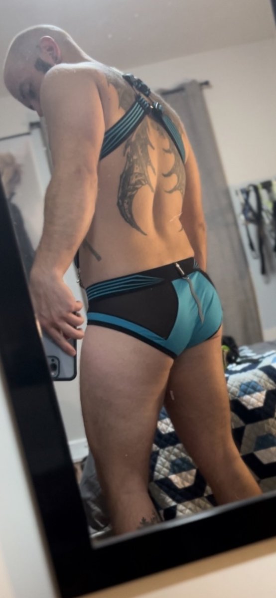 ThatBoiDrew1's tweet photo. Never on here anymore, so here’s some pictures I took in my body harness the other night. If you want to see more, follow my Bluesky page 😈😇

#trans #transgender #transman #transguy #ftm #gay #harness #bodyharness #muscle #flex #bulge #nsfw https://t.co/L4YvAMpt4G