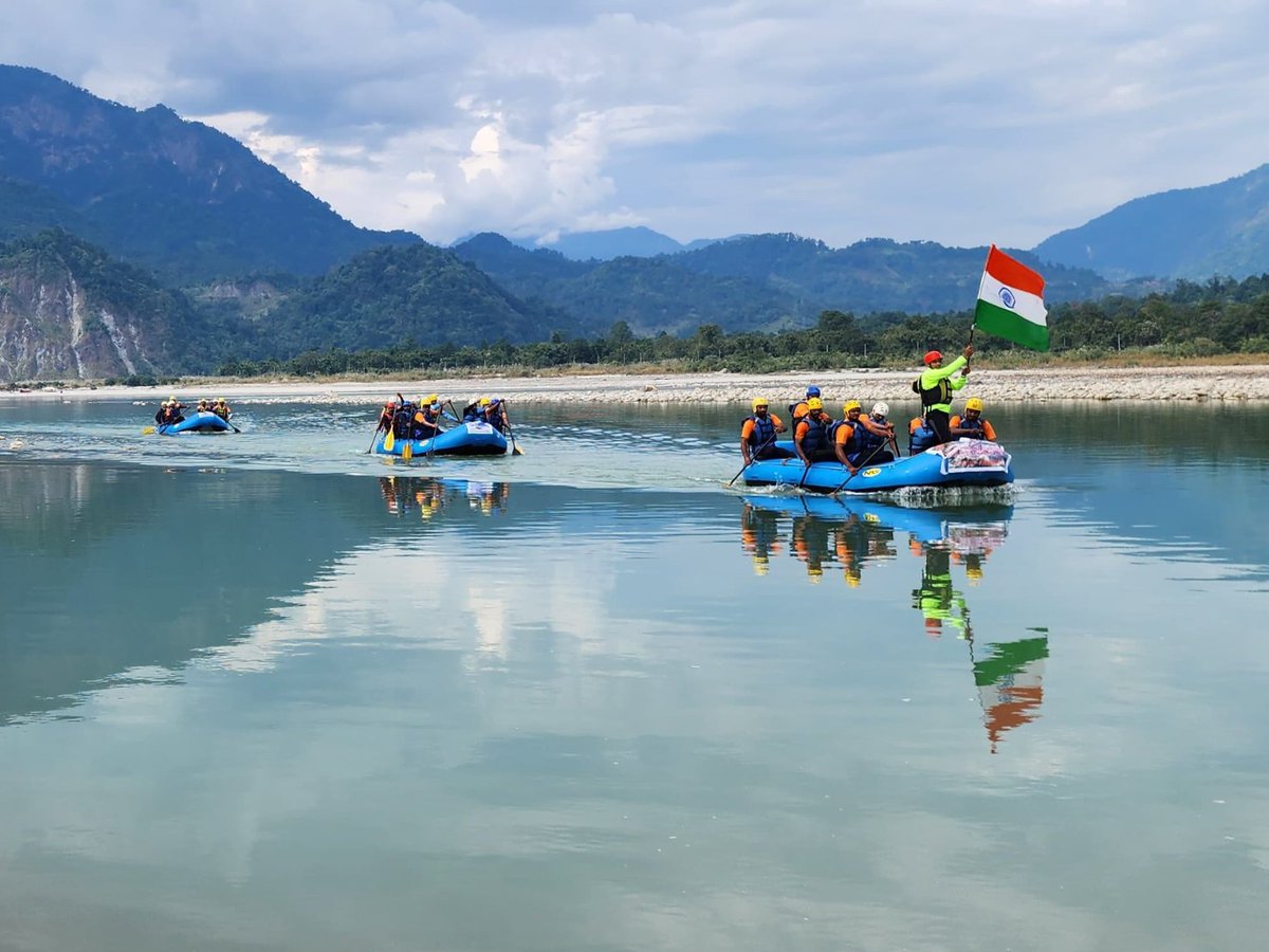 Spearcorps's tweet photo. GOC #SpearHeadDivision flagged in the #WhiteWaterRafting expedition of the #SpearCorps Gunners in Pasighat, #ArunachalPradesh. 

The adventurers, who were flagged off at Tuting, travelled over 230 kms, taming the thrilling rapids of the mighty #Siang River.
The flagging-in ceremony was attended by senior officials from the civil administration, cadets from #NCC and #SainikSchoolNiglok. 

This experience not only promoted #BorderTourism but also motivated students to join the #IndianArmedForces and contribute towards #NationBuilding.

@adgpi 
@easterncomd 
@MyGovArunachal 
@ArunachalTsm 
@nccner 

Facebook - https://t.co/cRWmFGhtux

Instagram - https://t.co/UlhDHIlWzz
