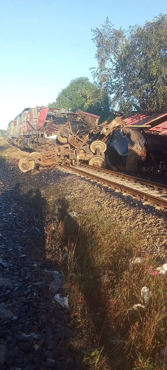 AsereYaPing's tweet photo. Daniel González trasmite en vivo hoy un choque de trenes en #Guayos #SantiSpíritus 
No entiendo cómo en #Cuba no hay prácticamente trenes, ,y que para colmo los pocos que hay, choquen 🙄 locura total este país y el desajuste de todo.
Según el internauta no hubo muertes , solo derramamiento de petróleo.
Que Dios ponga su mano.