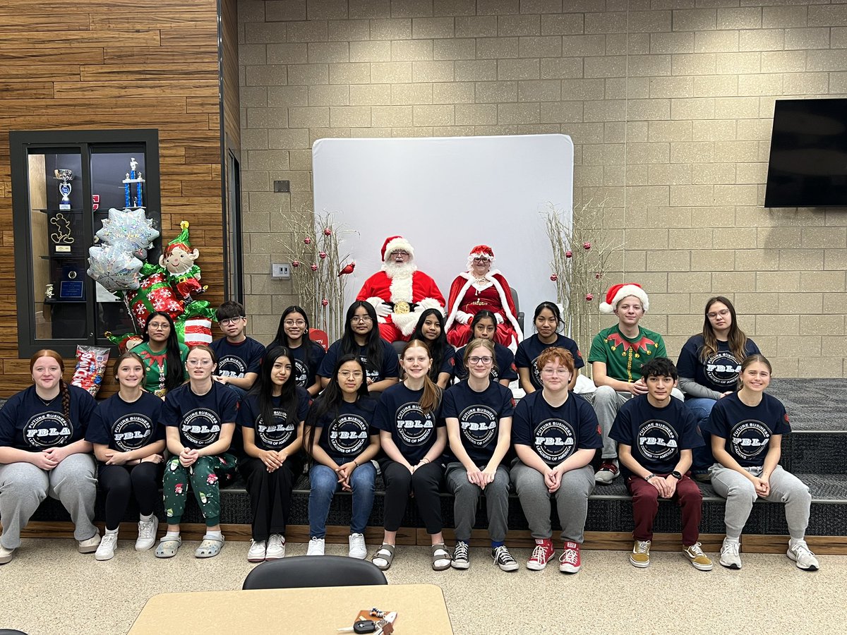 Great group of FBLA-ers helping at Breakfast with Santa this morning! #cretecardinals @nebraskafbla