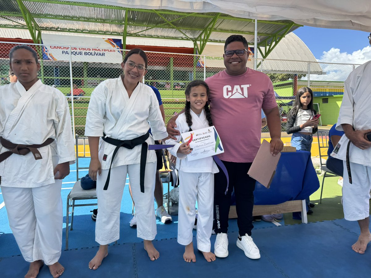 Alexandercbo_'s tweet photo. Una sencilla pero emotiva entrega de reconocimiento a los atletas del Dojo Jishin, quienes en diferentes competiciones nacionales trabajaron medallas para @imjuderaocbo y su respectivo Dojo.

Seguimos apostando por la masificación del deporte en todos los espacios y disciplinas. https://t.co/UwelddDh9l