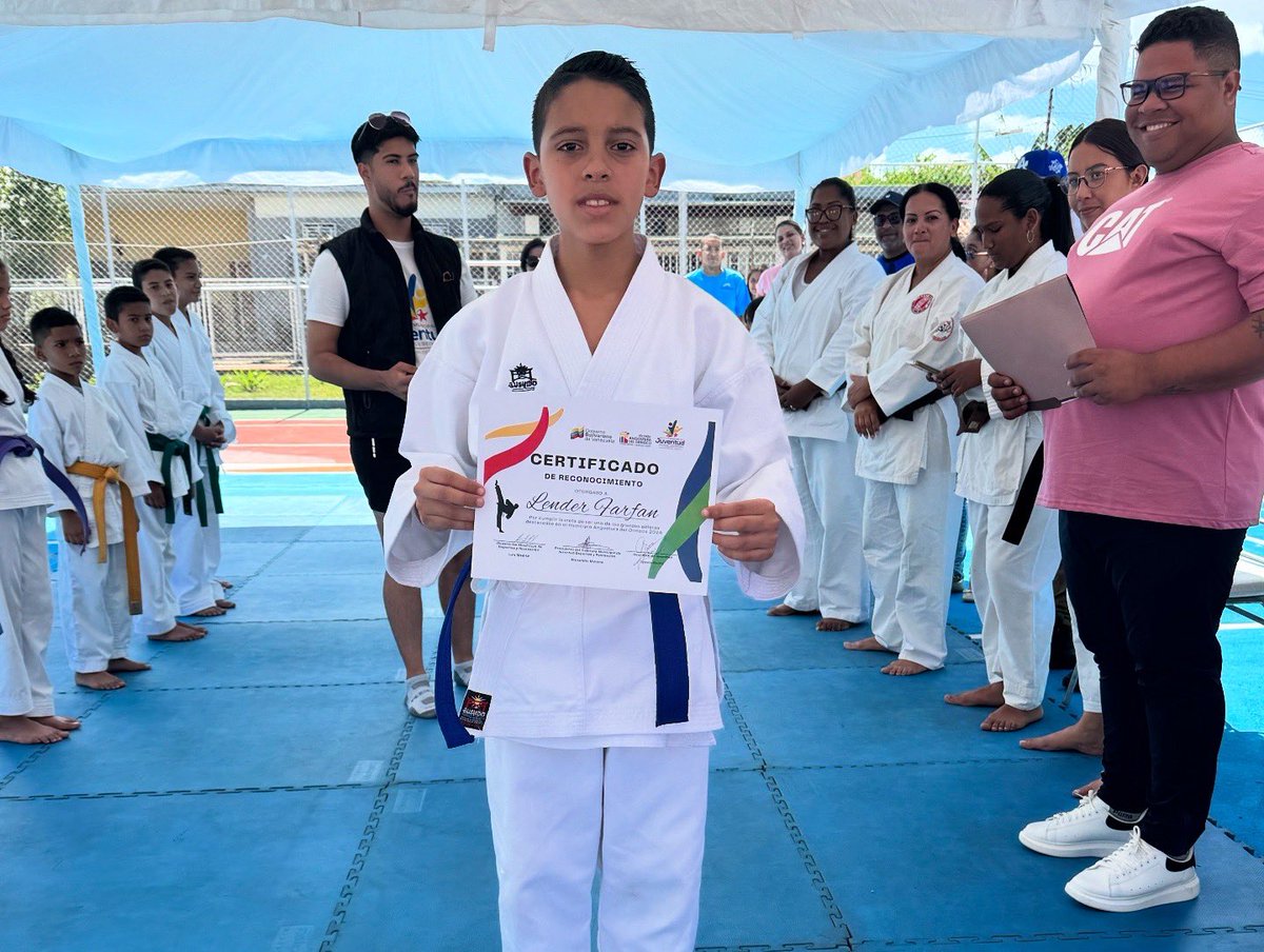 Alexandercbo_'s tweet photo. Una sencilla pero emotiva entrega de reconocimiento a los atletas del Dojo Jishin, quienes en diferentes competiciones nacionales trabajaron medallas para @imjuderaocbo y su respectivo Dojo.

Seguimos apostando por la masificación del deporte en todos los espacios y disciplinas. https://t.co/UwelddDh9l
