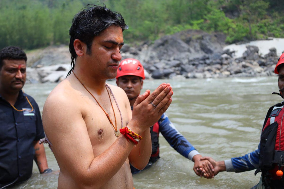 भगवान हनुमान की इतनी भक्ति करने के बाद भी बाबा जी को हनुमान की शक्तियों पर भरोसा नहीं है बल्कि इनका भरोसा सुरक्षा कर्मियों पर है। अंधभक्तों अब तो पाखंड से बाहर निकलो। #AndhvishwasHataoDeshBachao #Superstition