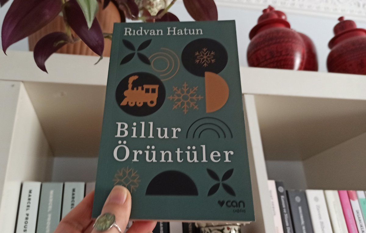 GorNevin's tweet photo. Başka bir öykü alemi,heyecan dorukta,gri-mavi bir keder "Billur Örüntüler"den sızıntıda."Bazen kaybettiğim o iyelik ekini düşlüyorum küçük n harfi geliyor gözümün önüne tanışın ve başkalarının yanında kaybolduğum bütün o zamanlarda büyüyen küçük n." #rıdvanhatun #billurörüntüler https://t.co/hSNGJm5xHW