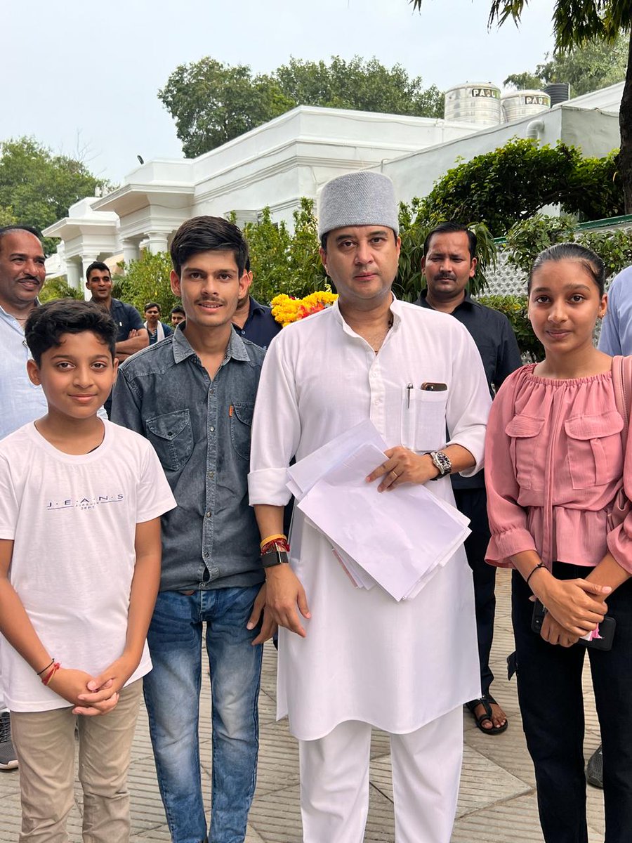 Sir, this is your politician right?
<a href="/NarendraSaluja/">Meet Narendra Saluja</a>