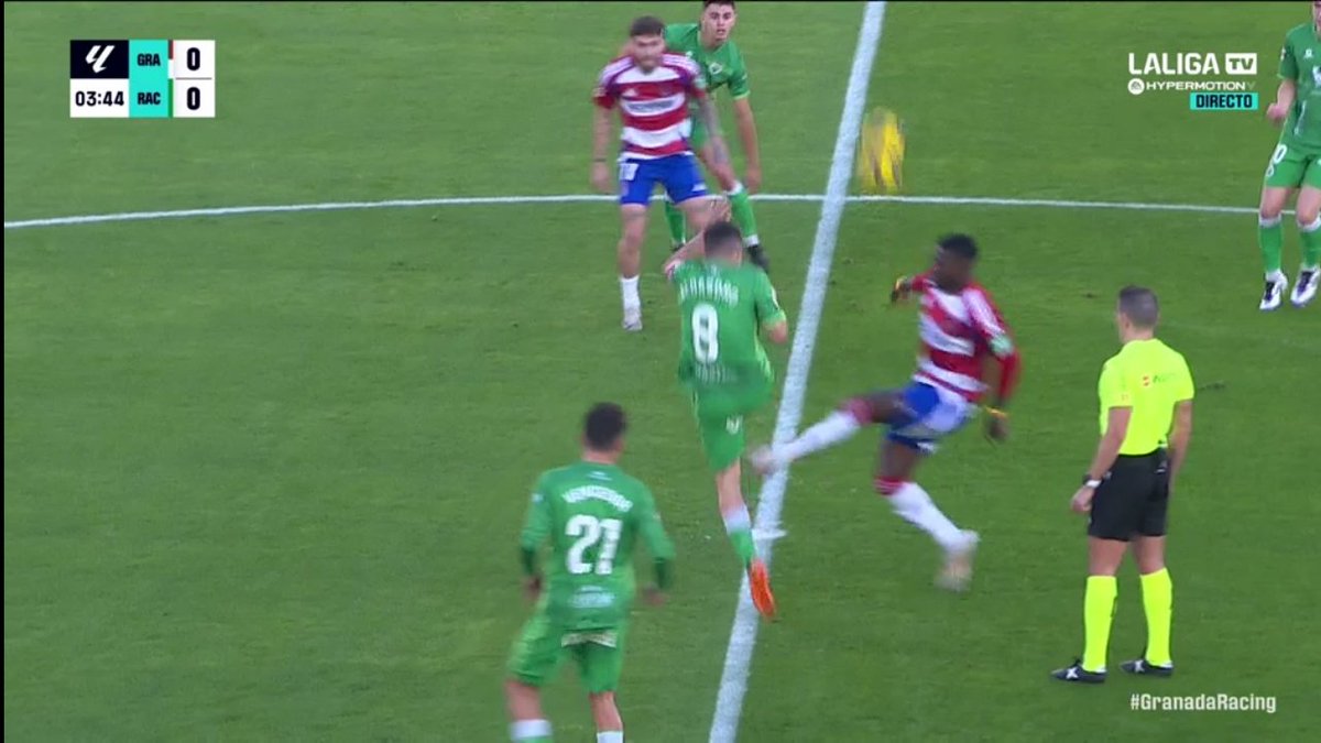 ArchivoVAR's tweet photo. 🖥️💥 El VAR llegó tarde al Granada - Racing de Santander.

👉🏻 Hongla clava los tacos en la cara interna de la rodilla de Aldasoro delante de su cara.

❌ ES ROJA DIRECTA.

▪️ Pérez Hernández, en un alarde de pura comedia, no señaló ni falta. https://t.co/G3ctaOzJ7Y