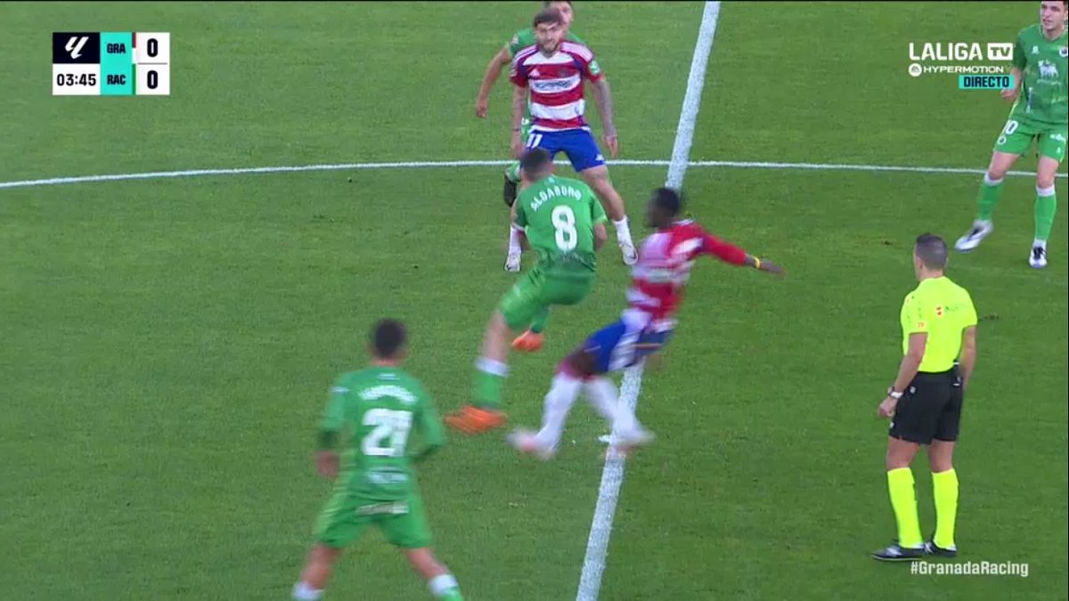 ArchivoVAR's tweet photo. 🖥️💥 El VAR llegó tarde al Granada - Racing de Santander.

👉🏻 Hongla clava los tacos en la cara interna de la rodilla de Aldasoro delante de su cara.

❌ ES ROJA DIRECTA.

▪️ Pérez Hernández, en un alarde de pura comedia, no señaló ni falta. https://t.co/G3ctaOzJ7Y