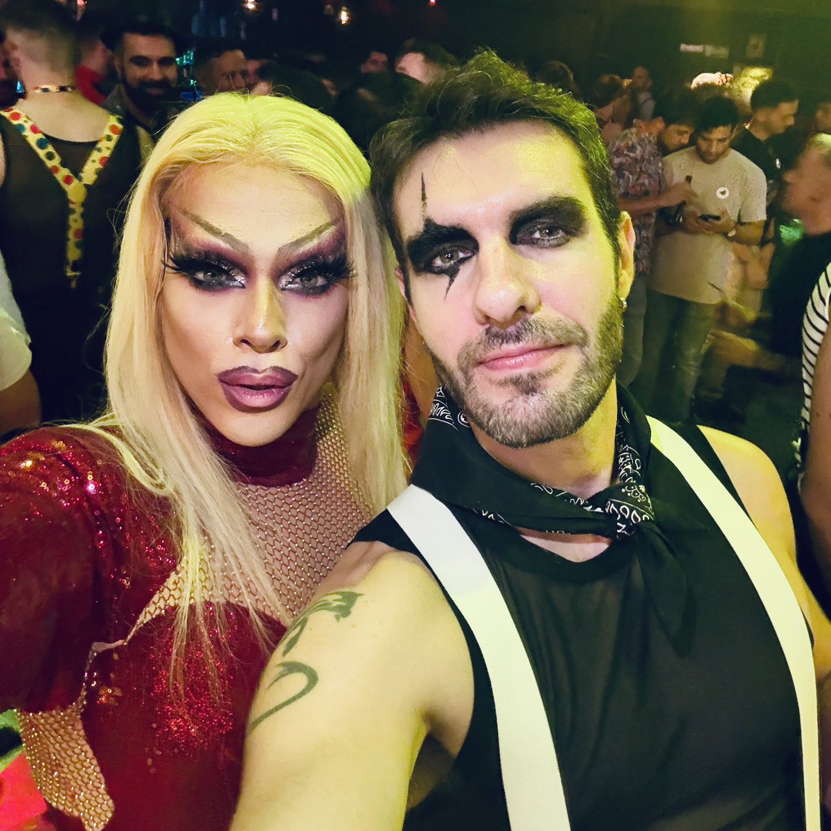 Mashap (@mashap_88) on Twitter photo Hoy <a href="/iamthekillerq/">Killer Queen 🏳️🌈🏳️⚧️👠</a> cuelga su corona
Para mí siempre será una de esas youtubers que me acompañó a través de la pantalla durante mis primeros y solitarios meses de 2017 en Londres. Te he visto brillar y crecer durante estos años, estoy muy orgulloso de ti y te deseo lo mejor 👑🔪💖 Hoy <a href="/iamthekillerq/">Killer Queen 🏳️🌈🏳️⚧️👠</a> cuelga su corona
Para mí siempre será una de esas youtubers que me acompañó a través de la pantalla durante mis primeros y solitarios meses de 2017 en Londres. Te he visto brillar y crecer durante estos años, estoy muy orgulloso de ti y te deseo lo mejor 👑🔪💖