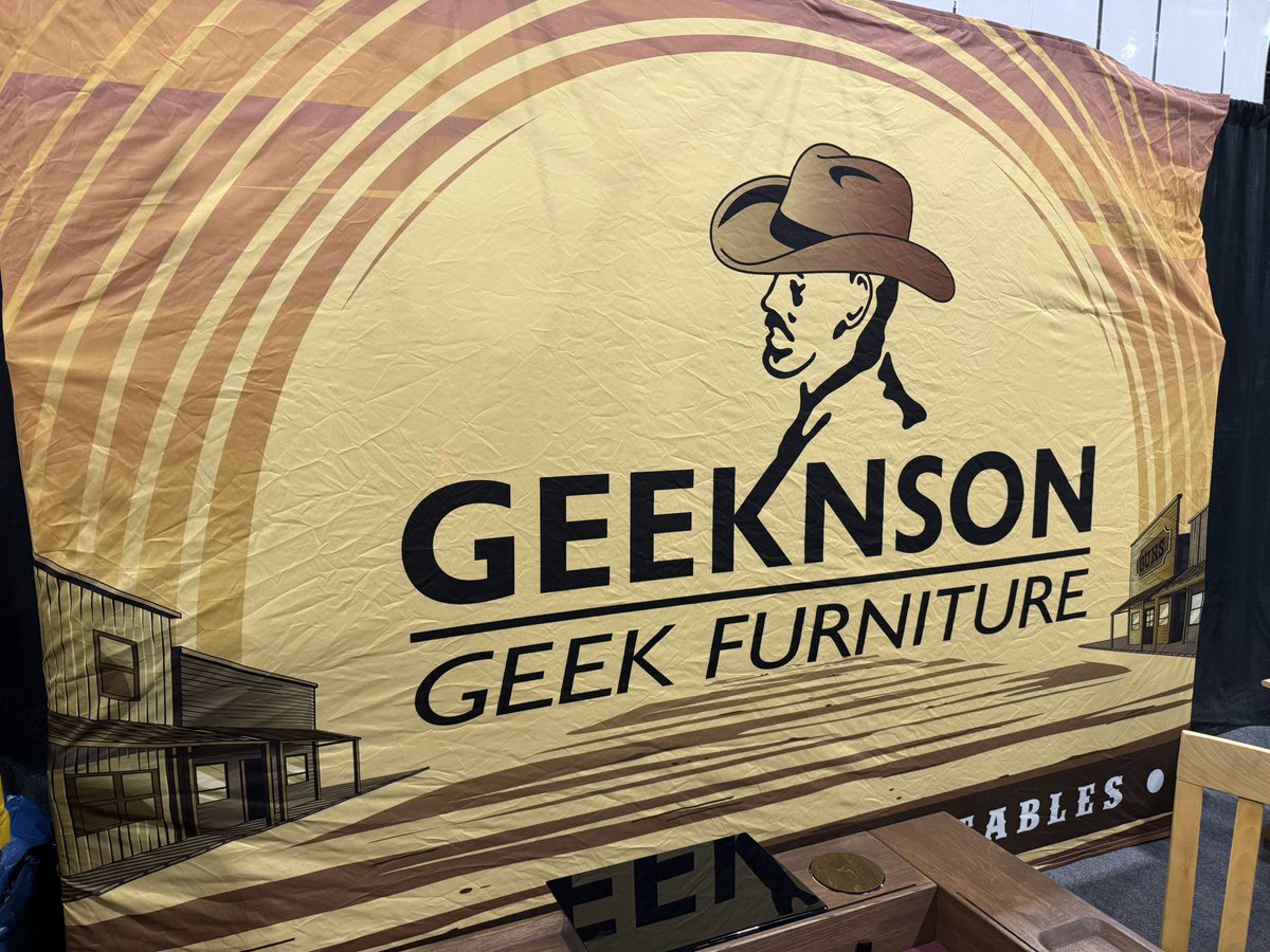 Roll4Gravity's tweet image. Wow @geeknson taking the table to a new level. The center rises and falls to give you multilevel functionality. If anyone is handing out holiday gifts ;-) #PAXUnplugged2024