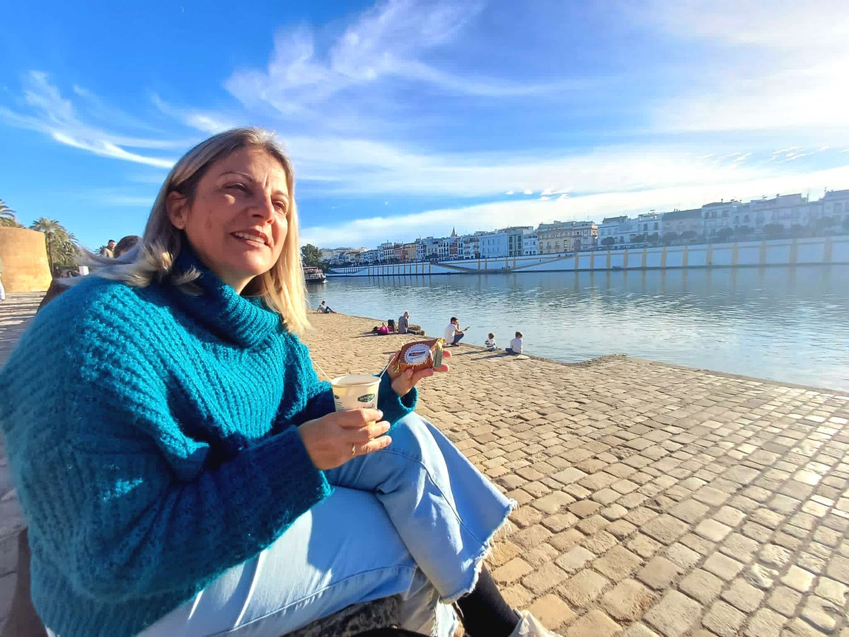 Un mantecado de la <a href="/LAESTEPENA/">LA ESTEPEÑA</a> y el sol de testigo mientras la #Esperanza llega a #Sevilla por el puente de #Triana en Navidad!!! 

#IICongresoHdadesSevilla
