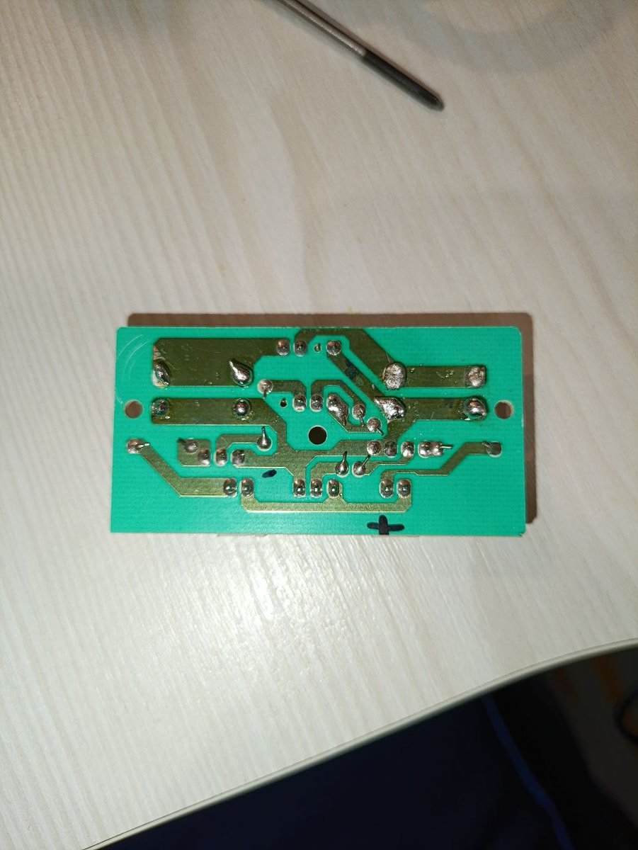 guillemher's tweet photo. Algú amb coneixements d'electrònica que em pugui donar una pista de què està fallant o què puc provar? Tinc sospites que em puc haver carregat el xip (?). Tinc eines molt senzilles (multímetre, soldadora de 12€ del lidl, alguns components electrònics...) https://t.co/Iz0MKJZ1X1