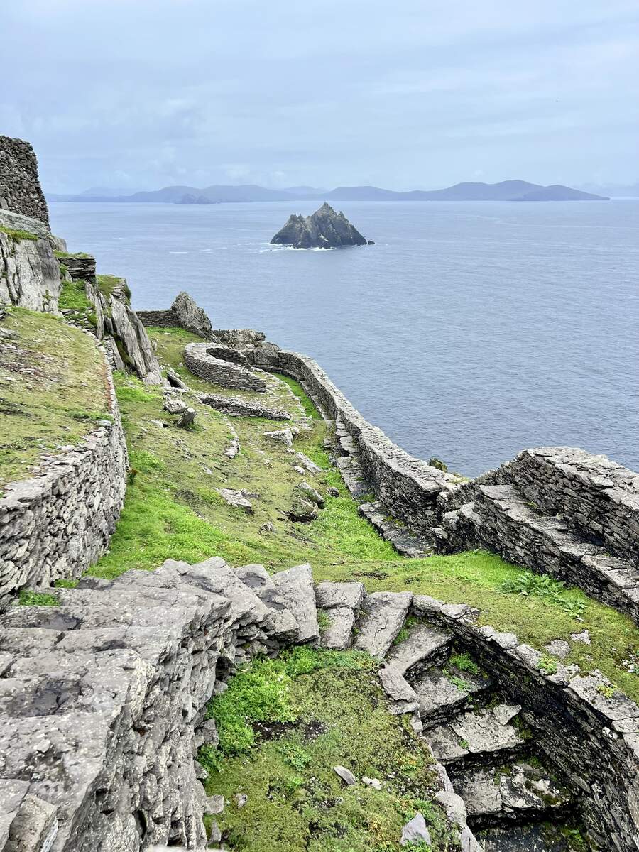 Wusstest du, dass auf Skellig Michael Mönche schon vor über 1.000 Jahren ein Kloster errichtet haben?
Mit wem würdest du diese abgelegene und faszinierende Weltkulturerbestätte erkunden?💚