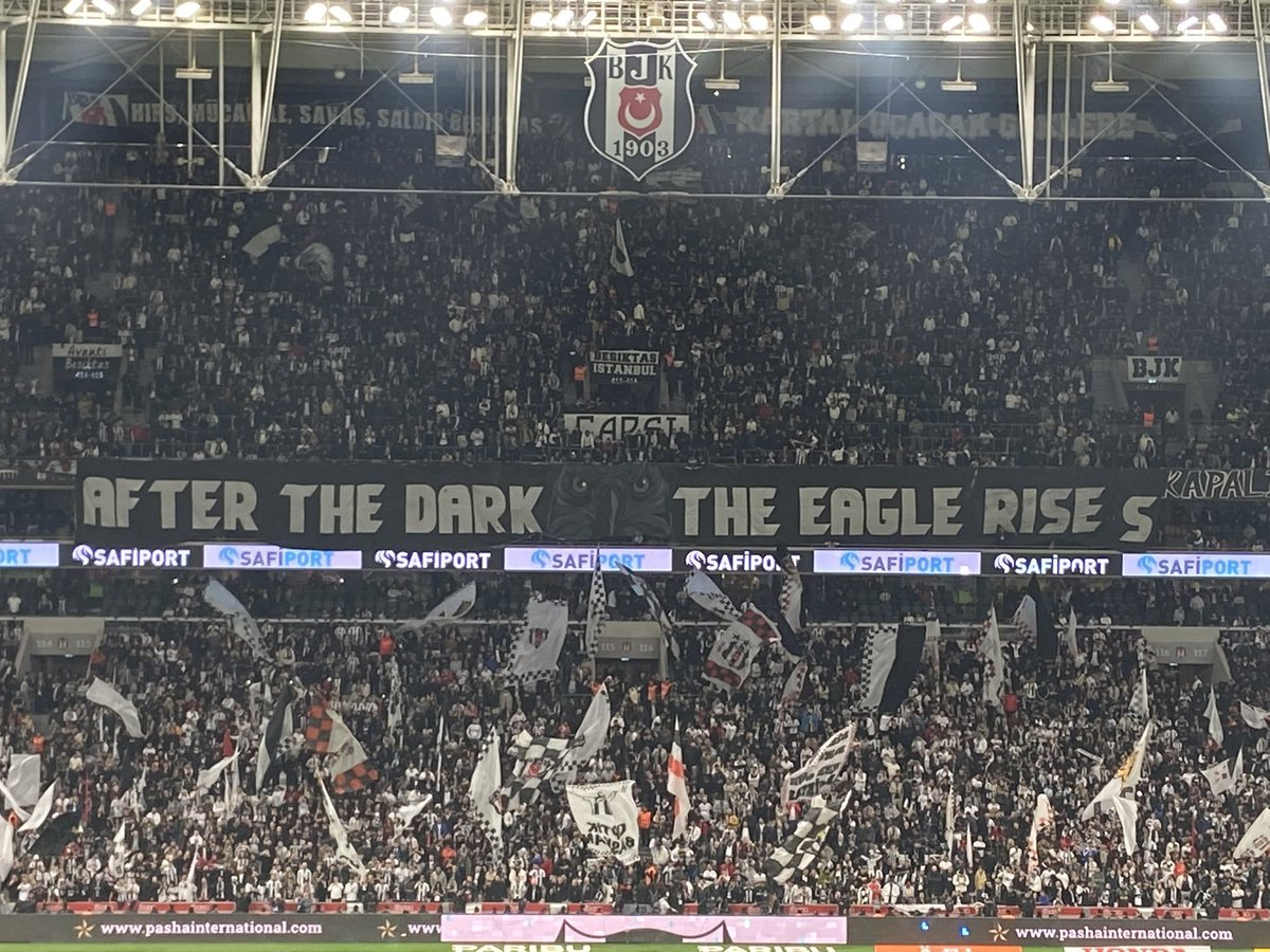 Beşiktaş taraftarı: "Kartal yükselir, karanlığın ardından."