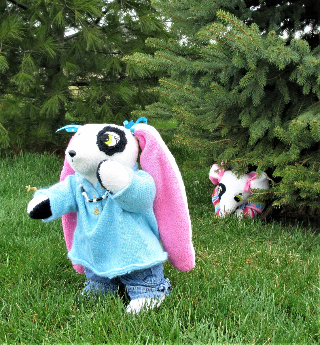 AcornNeighbors's tweet photo. Some little bunnies playing hide and seek. Can you help Darcy find Katie? #acornneighbors #alicefaywilds #bunnies #children #stuffanimals #photography #nature #adventure #seekandfind https://t.co/b55ozabGHz